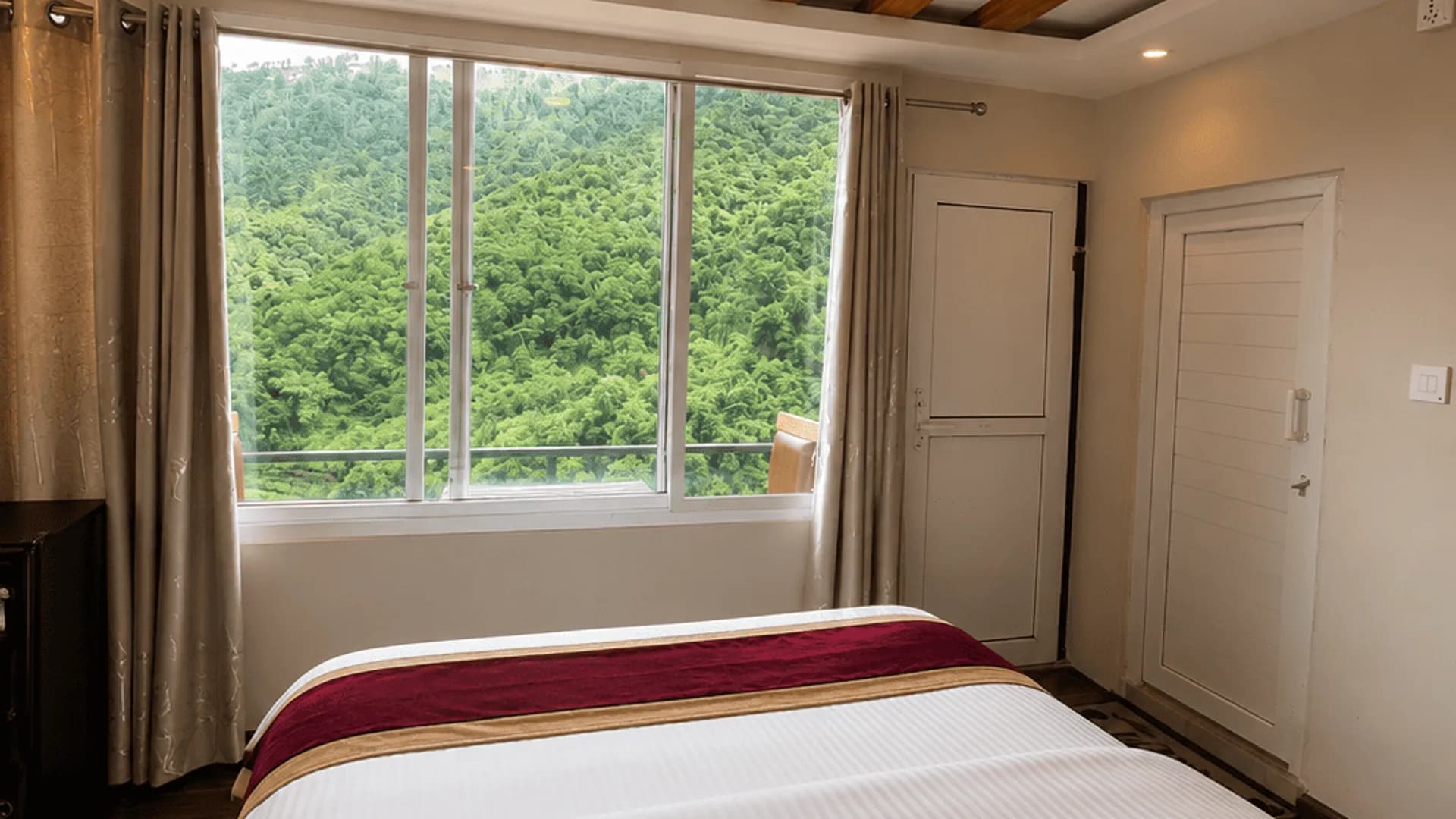 Deluxe Room Bedroom 1